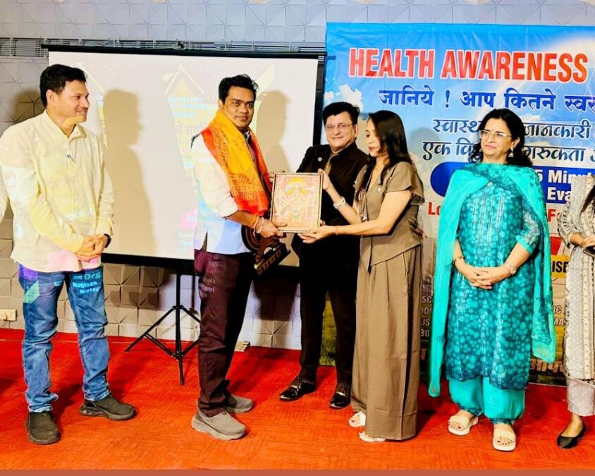 “रायपुर में आयोजित सेहत से समृद्धि कार्यक्रम में शामिल पत्रकार और मुख्य अतिथि”