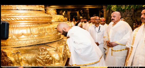 धन, दौलत और प्रसिद्धि इंसान को ऊँचाइयों तक पहुँचा सकती है, लेकिन ईश्वर के दरबार में हर व्यक्ति केवल एक भक्त होता है।